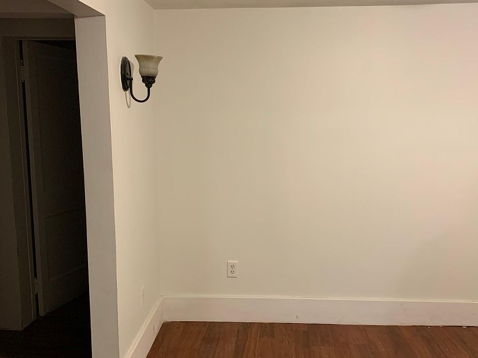 1st image of 140 S Riverbank St
