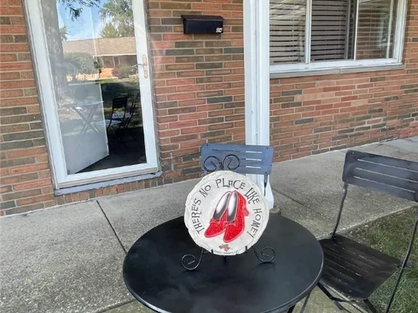 21846 River Oaks Dr APT 4D, Rocky River, OH 44116