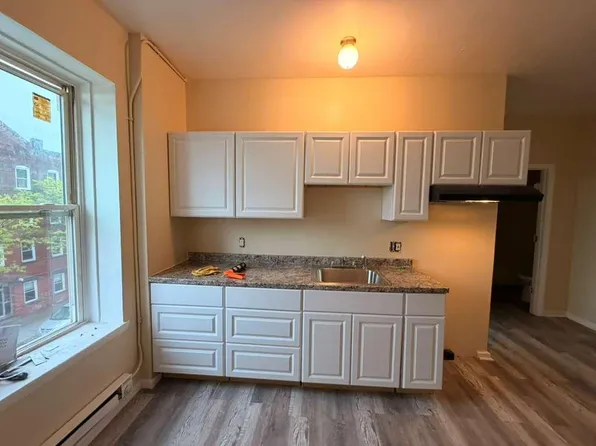 679-681 High St #4R, Holyoke, MA 01040