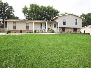 4 Parkwood Dr, Saint Peters, MO 63376