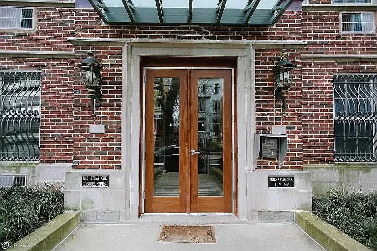 2010 Kalorama Rd NW — Photo 2