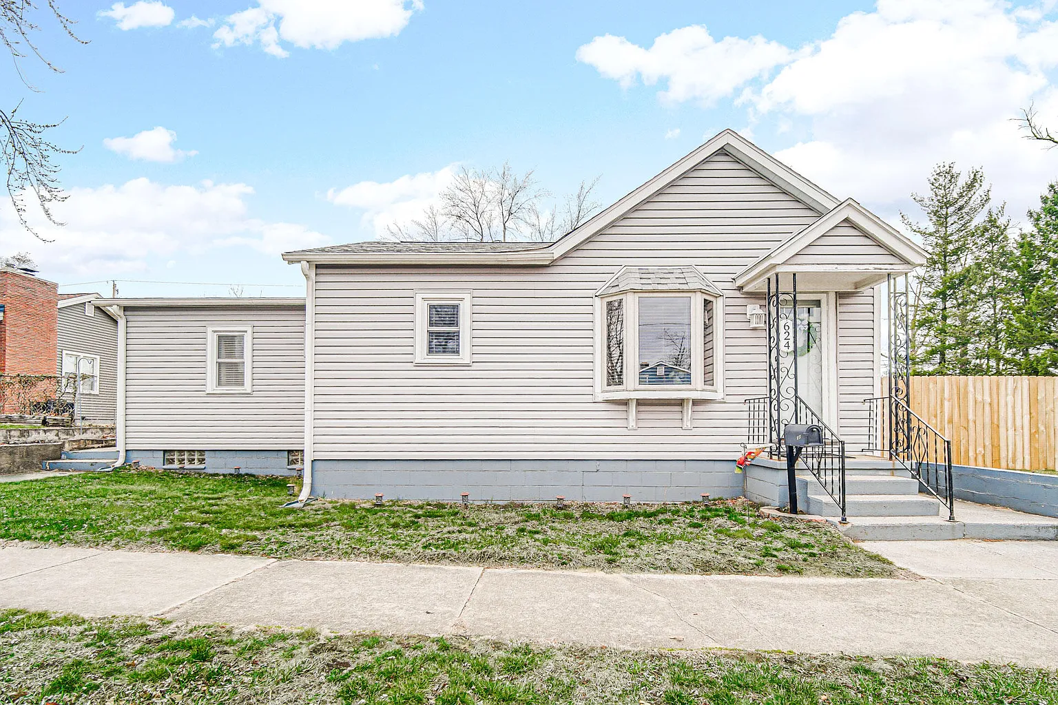 624 Madison St photo 1