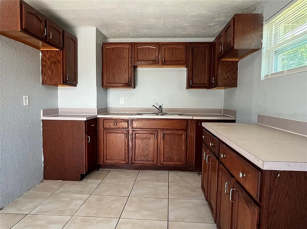 3 bed, 1.0 bath, 864 sqft, $1,249 — Photo 4