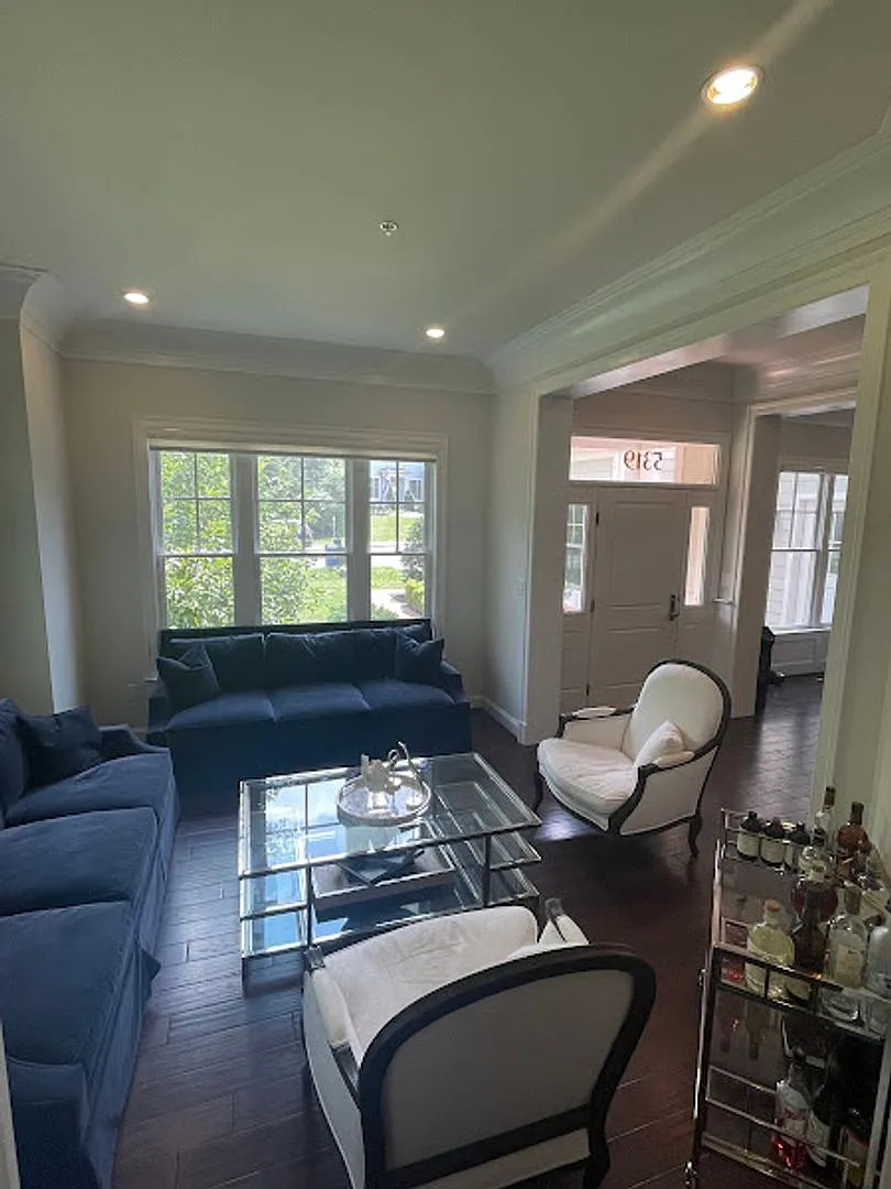 5 Bed 4 Bath Luxurious Craftsman Set In Bethesda Mews — Photo 4