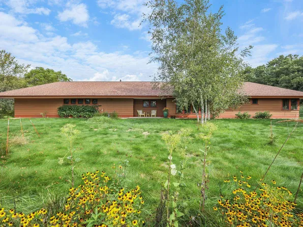 W2805 Pine Ridge Ct, Belleville, WI 53508