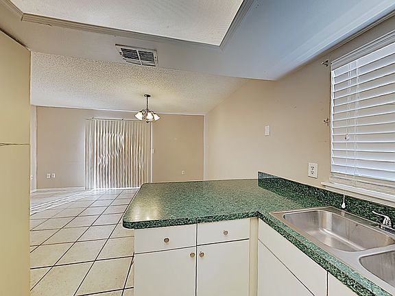 5th image of 304 Sugar Creek Dr
