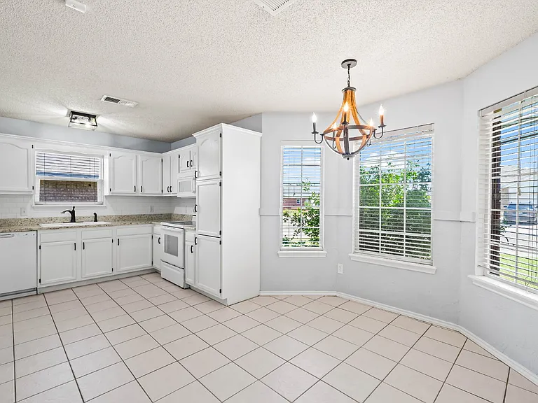 10702 Akron Ave — Photo 5