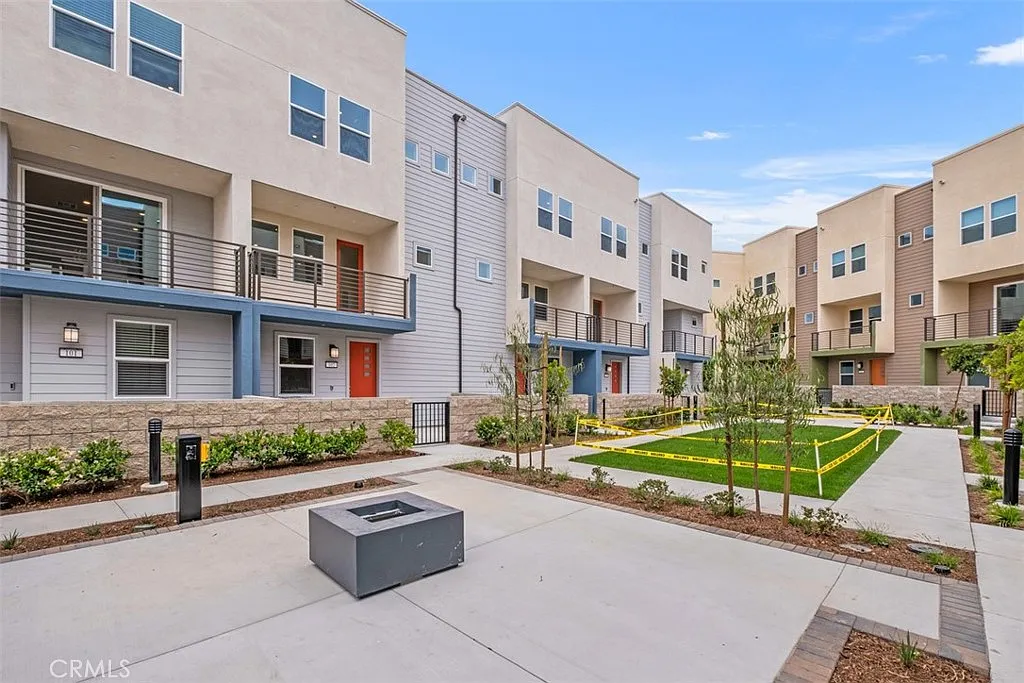 3 bed, 2.5 bath, 1799 sqft, $4,350 — Photo 4