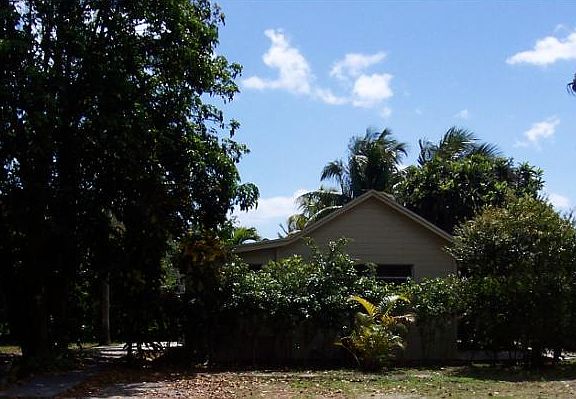 The cottage is the unit directly towards the back, the property on the left is occupied by a tenant.