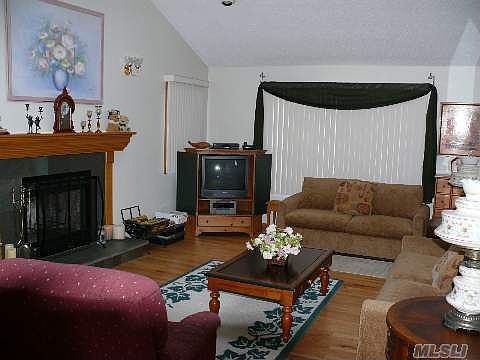 4th image of 71 Mulford Ave