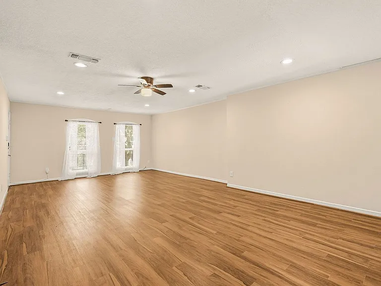 496 N Post Oak Ln — Photo 6