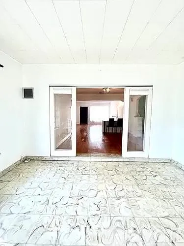 Large spacious florida room