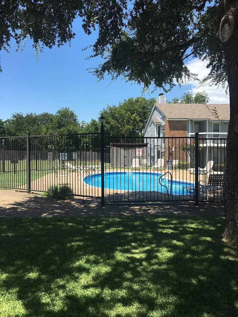 Feel At Home At Lake Shore Villas Apartments — Photo 4