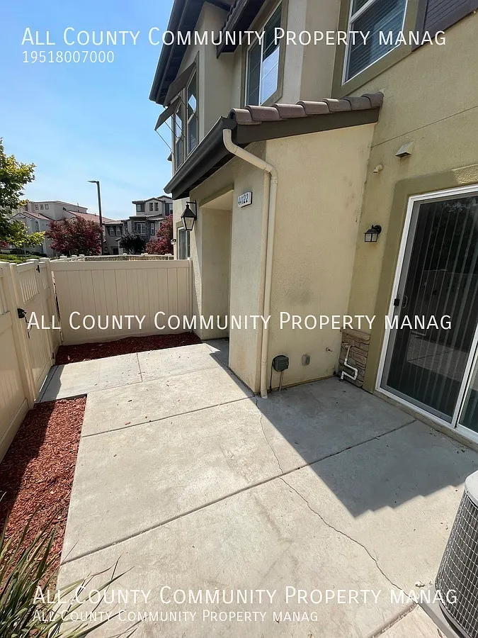 3 Bedroom 3 Bath TownHome for Rent in Temecula! — Photo 3