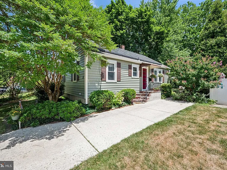247 W Franklin Ave — Photo 1
