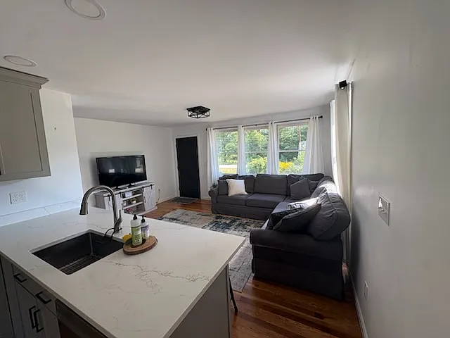 2 bed, 800 sqft, $2,400 — Photo 4