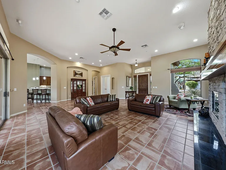 2129 W Legends Way — Photo 7