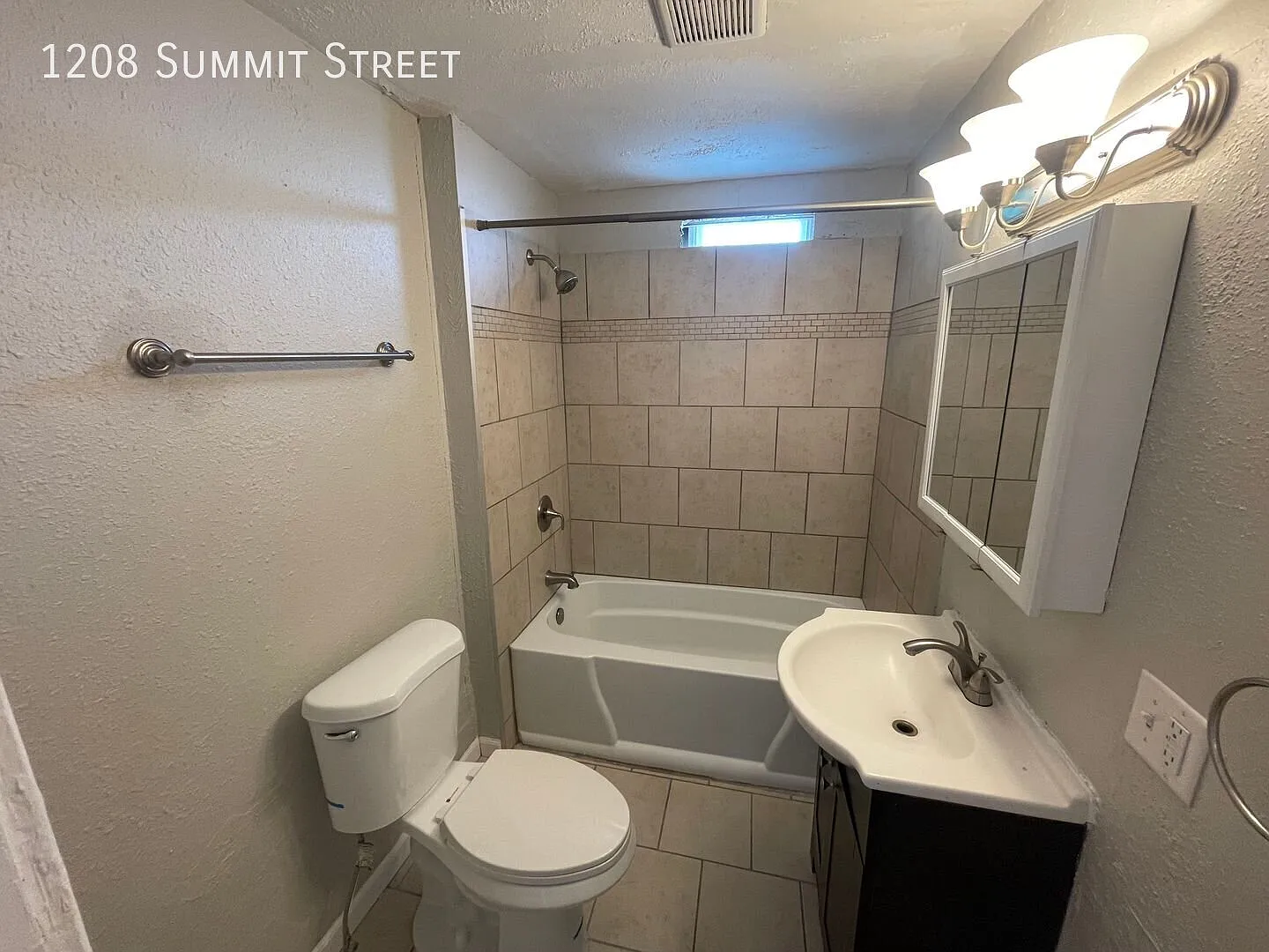 1 Bed - Near Campus! — Photo 4