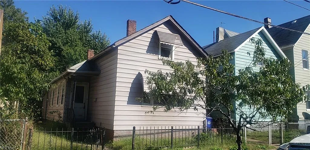 2751 W 32nd St photo 1