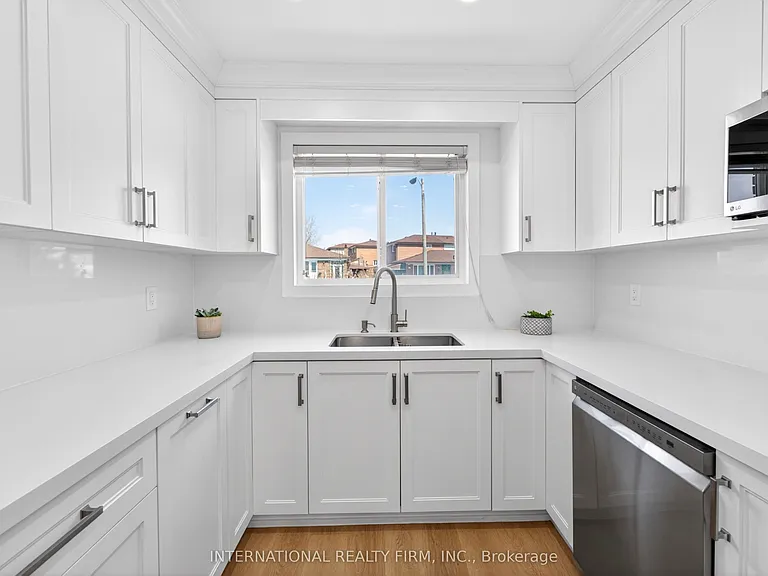 26 Dellbrook Cres — Photo 8