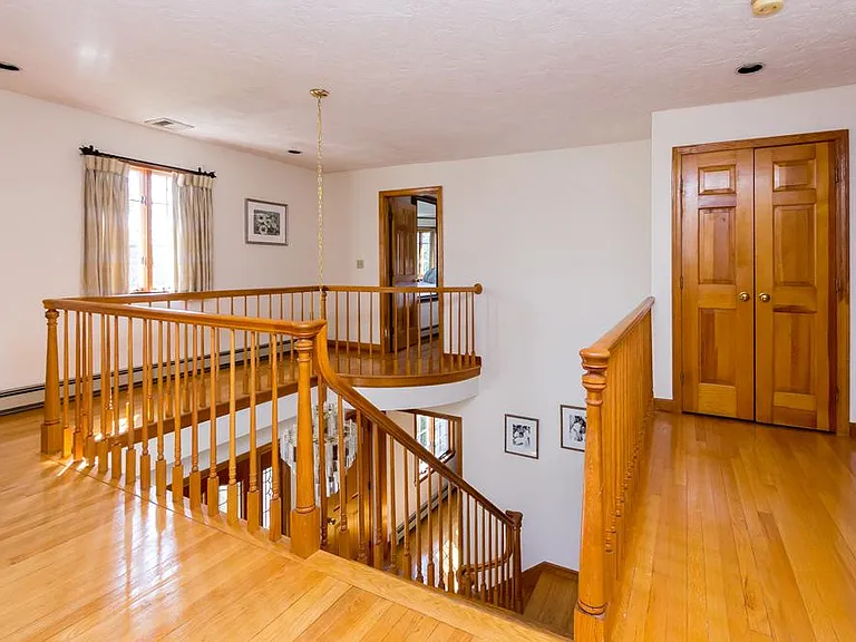 135 Lauricella Ln — Photo 12