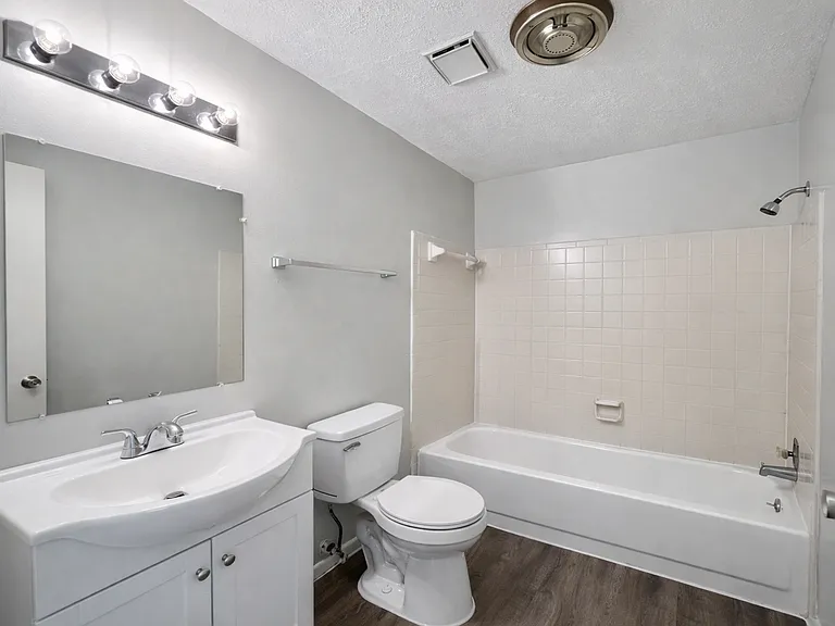 336 E Webster St — Photo 11