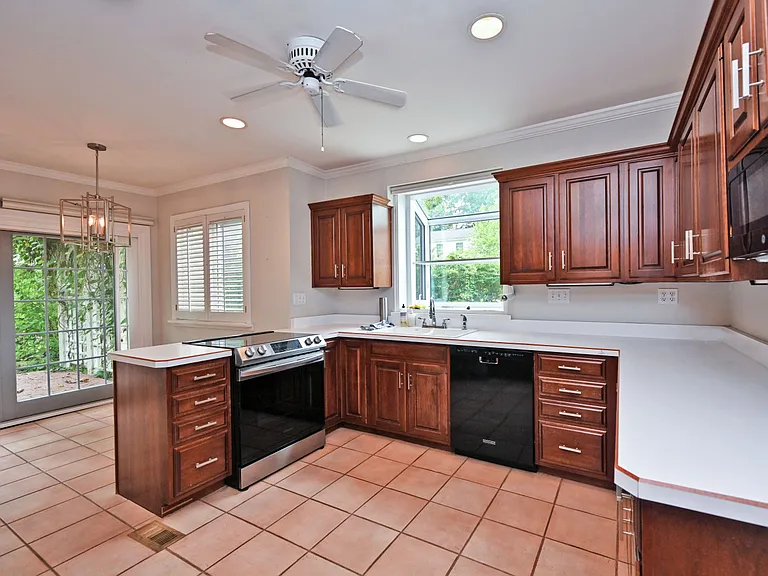 6900 Drake Rd — Photo 20