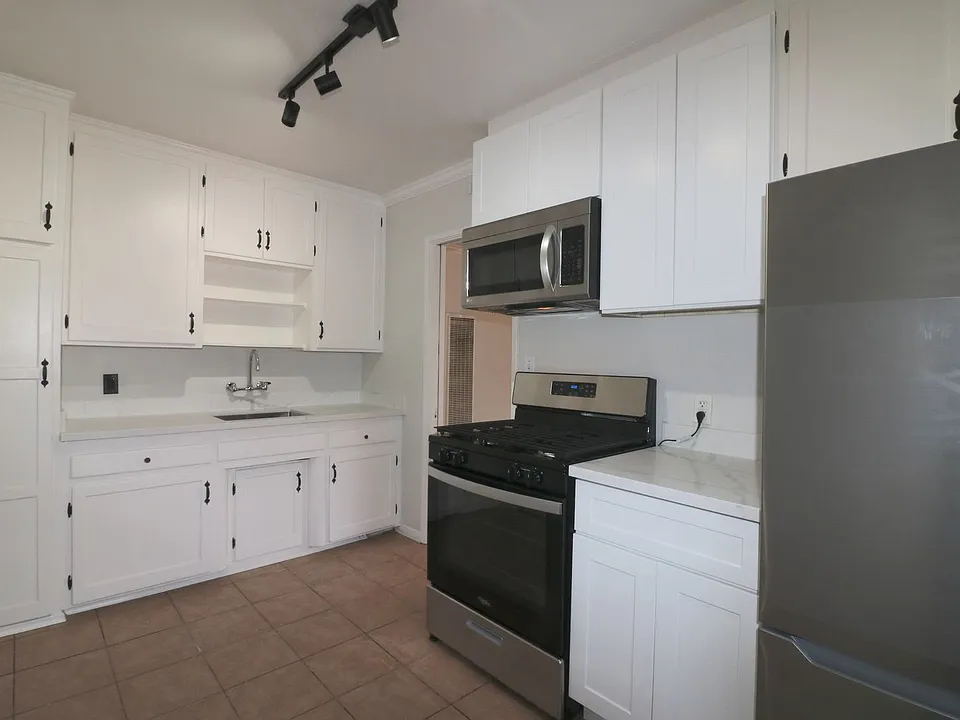 4746-4756 1/2 Point Loma Ave