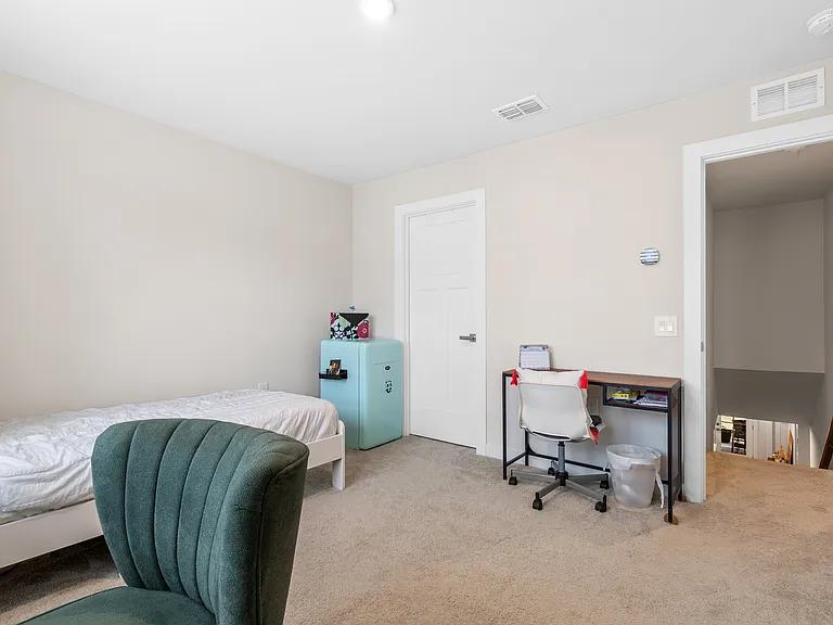 913 Leyburn Ln — Photo 15