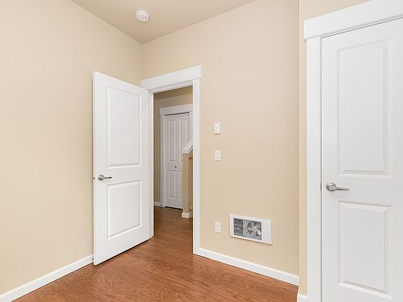 5th image of 334 NE Darby Ln