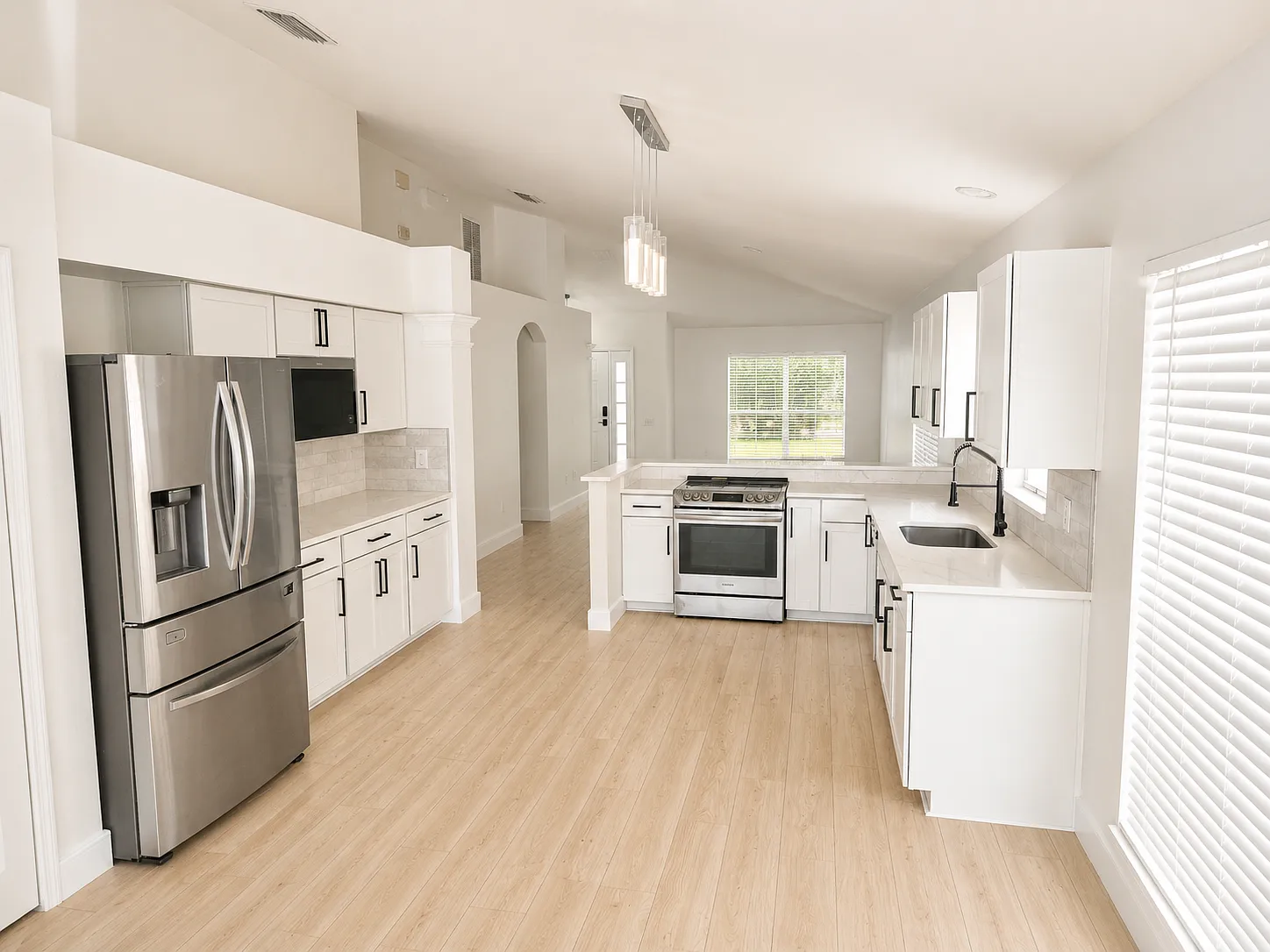 4 bed, 1956 sqft, $2,650 — Photo 4