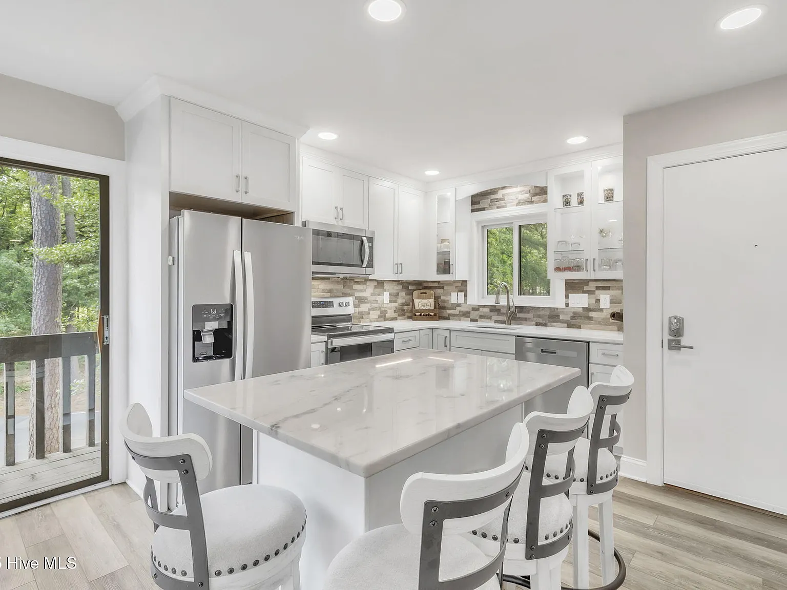2 bed, 2.0 bath, 950 sqft, $2,450 — Photo 4