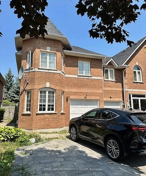 16 Royal Chapin Cres — Photo 1