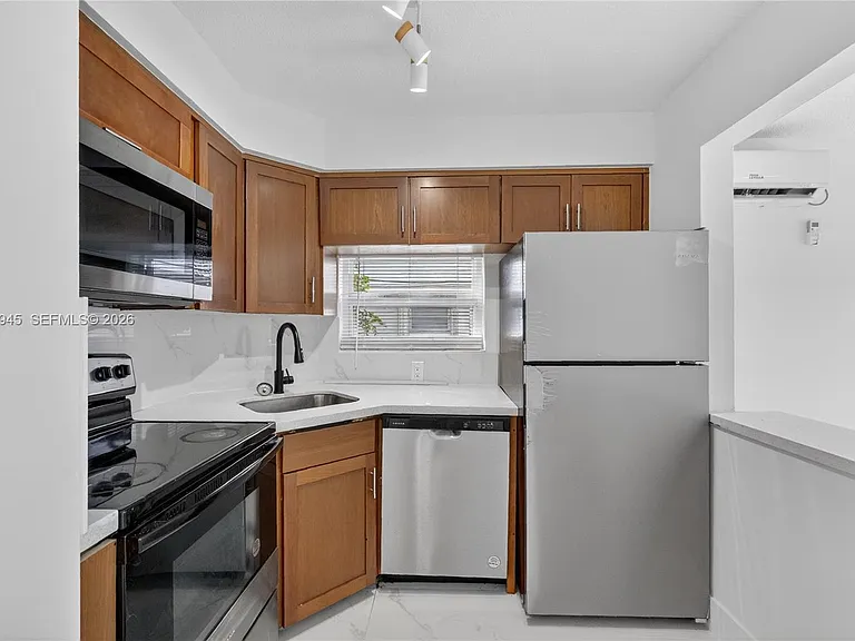 1520 NE 56th St #8 — Photo 3