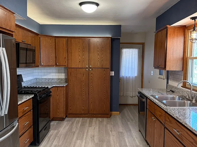 7734 E Rockton Rd — Photo 3