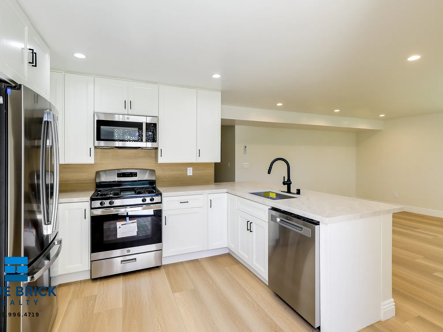 Beautiful 2BR ADU Residence with Private Front Lawn in Prime Location — Photo 1