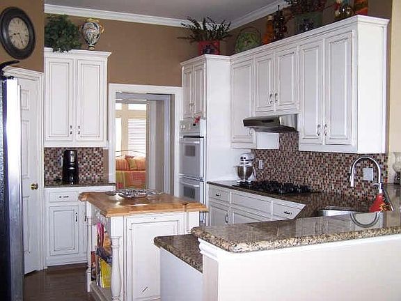 5th image of 712 Saint Johns Dr