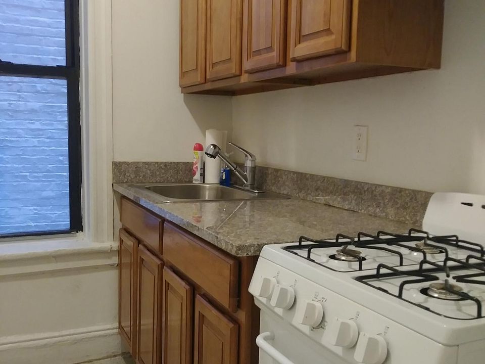 2nd image of 1905 W 10th St APT 5