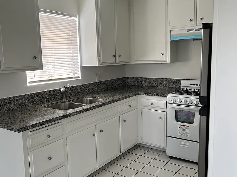 1251 W 4th St #D — Photo 4