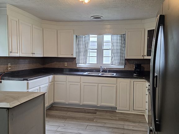 3rd image of 1823 Highland St