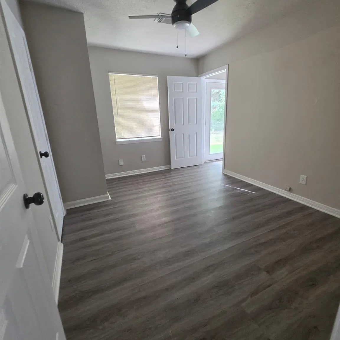 3 bed, 2.0 bath, 1296 sqft, $1,900 — Photo 2
