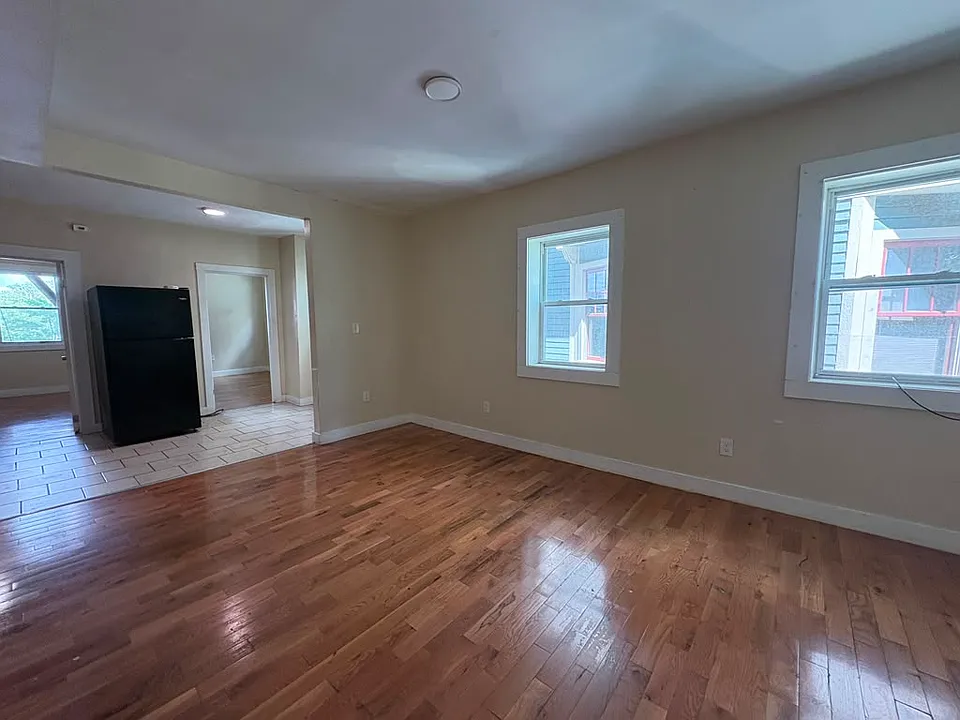564 Howard Ave #2R