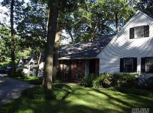 16 Hemlock Dr, Glen Head, NY 11545