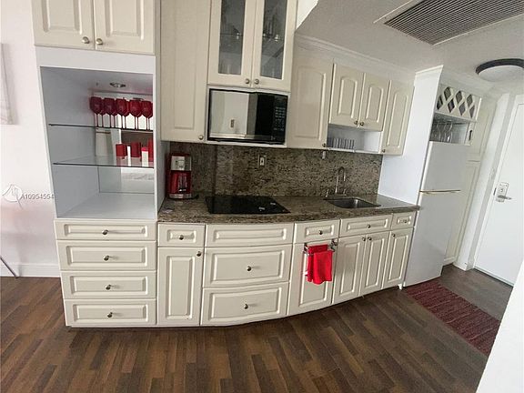 4th image of 19201 E Collins Ave #111