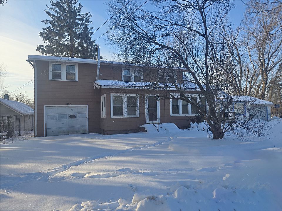 1st image of 8 Oak Dr