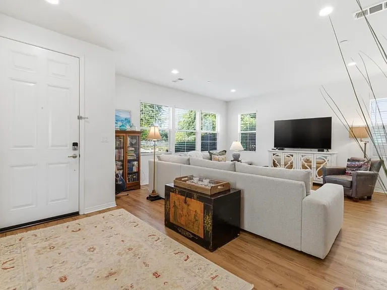 3712 Windermere St — Photo 2