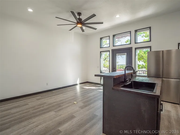 351 E Washington Ave — Photo 3