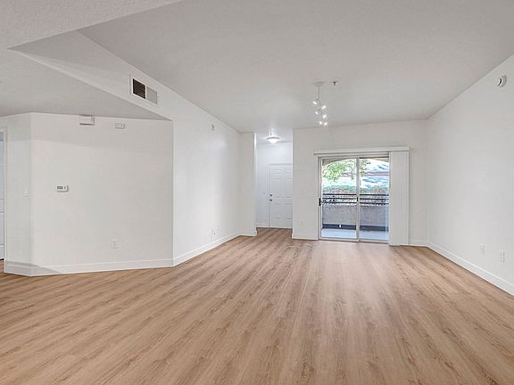 4th image of 2291 W Horizon Ridge Pkwy Unit 5129