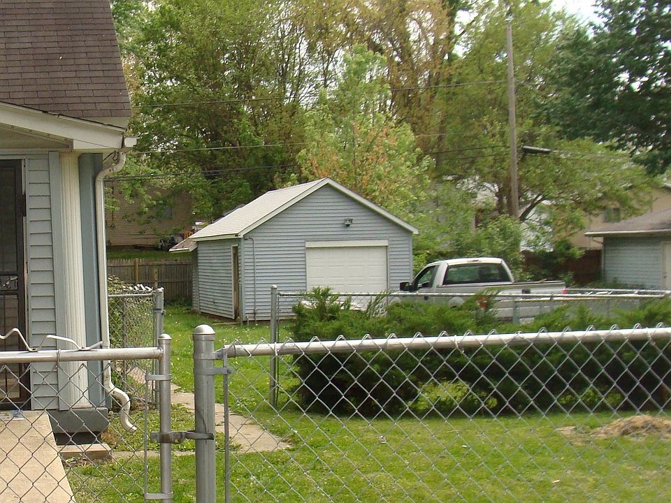 Garage & shed, 2 large fenced lots plenty of parking