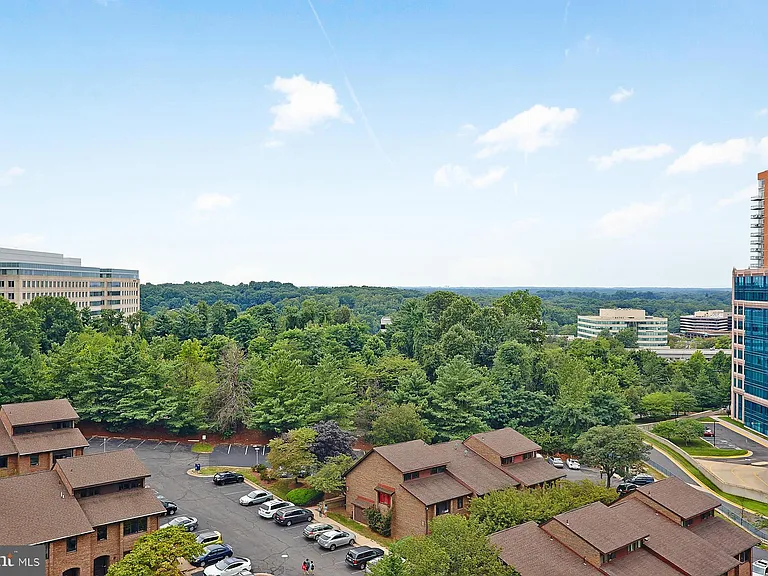 8360 Greensboro Dr #922 — Photo 7